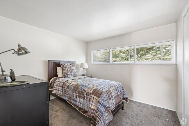2BR, 1BA - 820SF - Primary Bedroom
