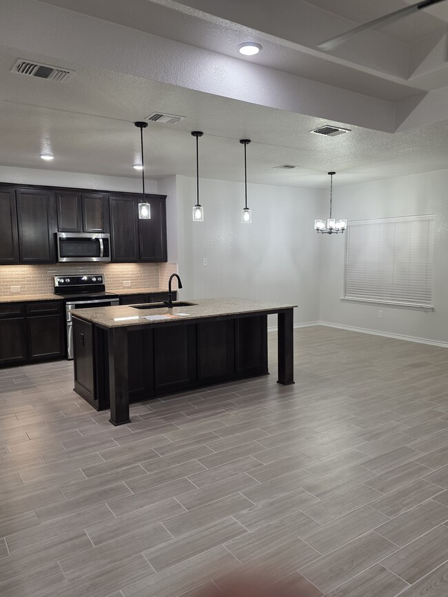 Photo - 519 Tooter St