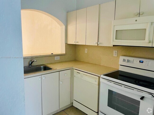 Building Photo - 940 NE 34th Ave Unit 202 Rental