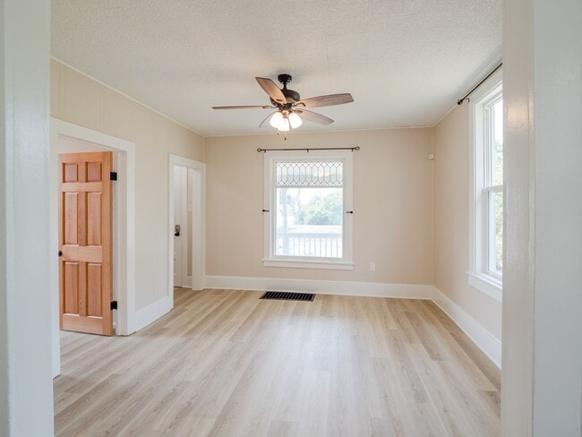 Building Photo - 1638 B Ave NE Unit Upper