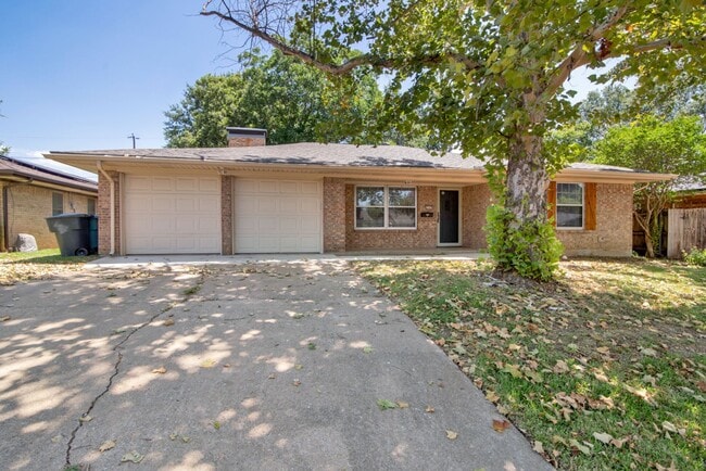 Building Photo - 3/2/2 in Quiet Sherman Neighborhood Near F... Rental