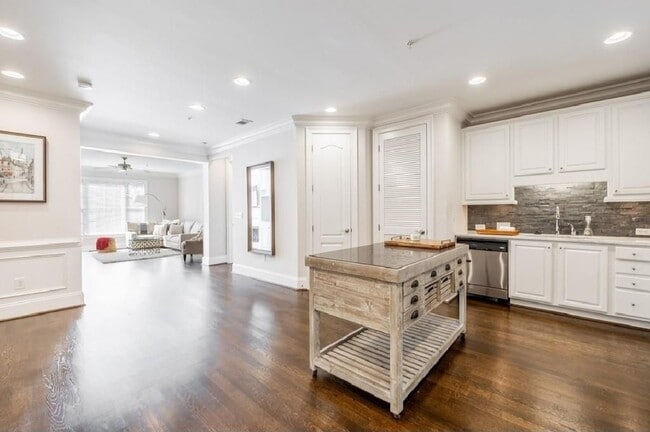 Building Photo - 2300 Peachford Rd Unit 1302