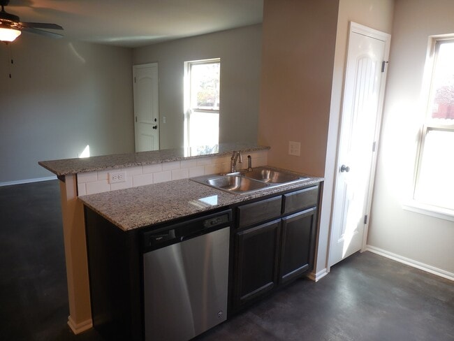 Building Photo - 118 NE 23rd St Unit J