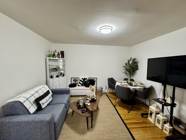 ** RENOVATED ** 3 BED ** 1 BATH ** PRIME L... - ** RENOVATED ** 3 BED ** 1 BATH ** PRIME L... Townhome