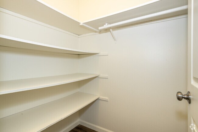 1BR, 1BA - 675SF - Closet