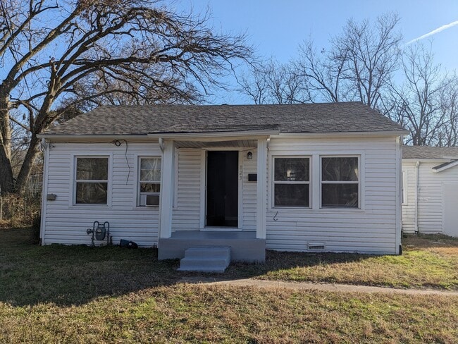 Photo - 823 W 9th St