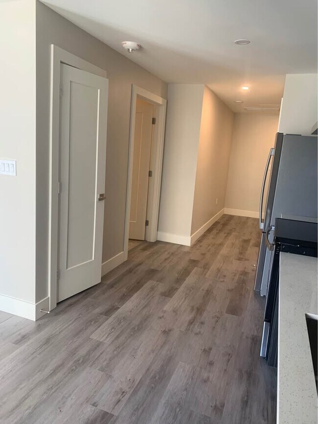 Bachelor - Brenton Suites