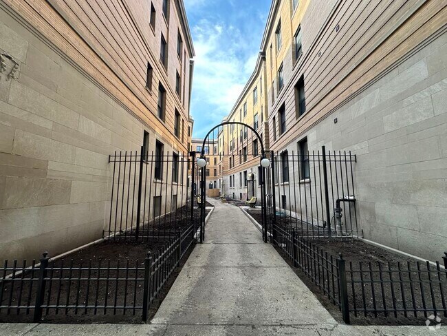 Building Photo - 431 W Belden Ave Rental