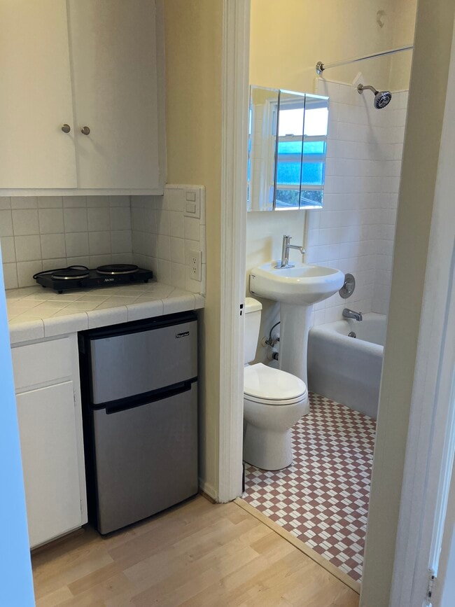 304 Mini Fridge/Hot Plate/Bathroom - The Larchmoyne