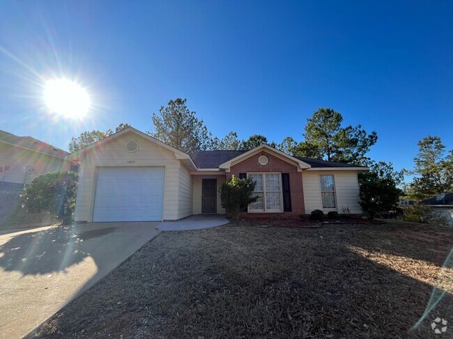 Building Photo - Welcome to this charming 3-bedroom, 2-bath... Rental