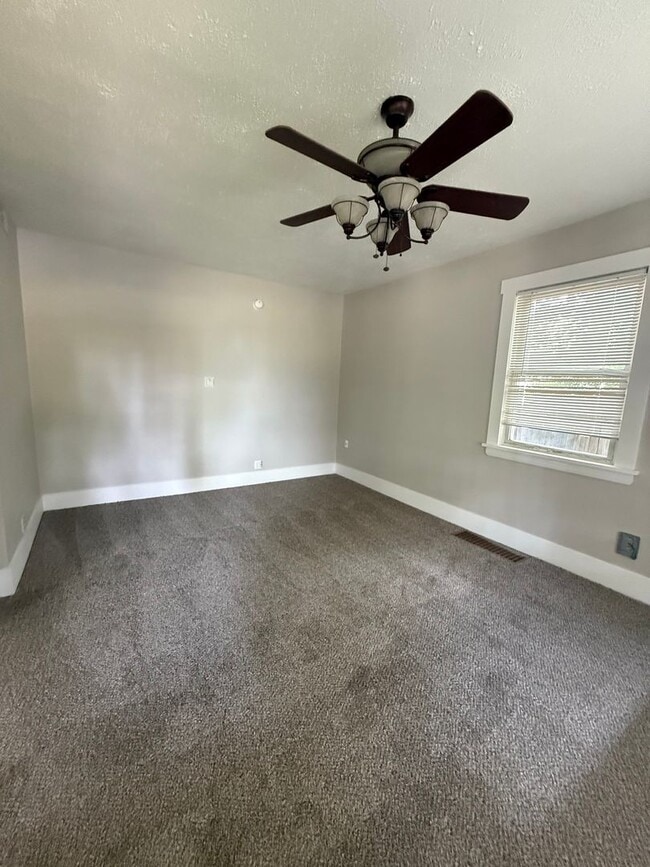 Photo - Large 4 Bed House with Fenced Yard