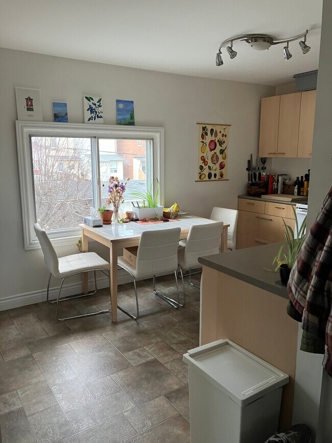 167 Silverthorn Av Unit 2