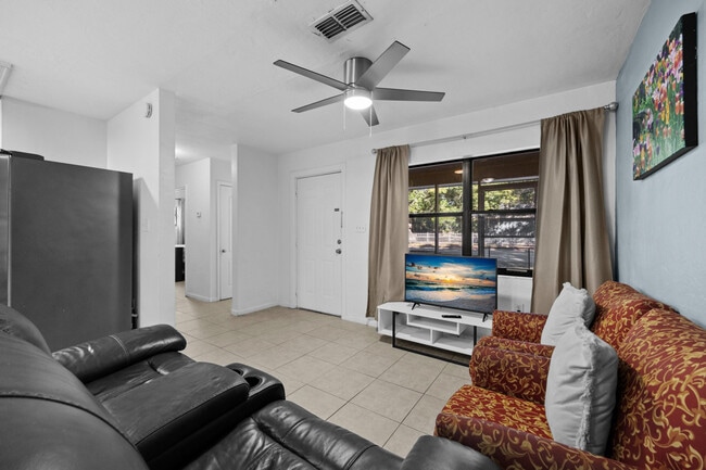 Building Photo - 735 SE 4th Ave