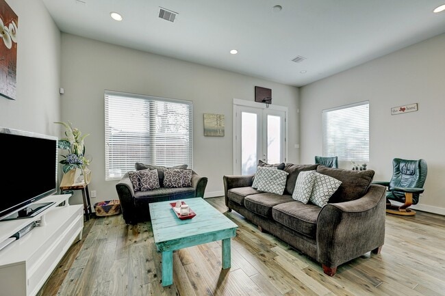Photo - 806 Thornton Rd