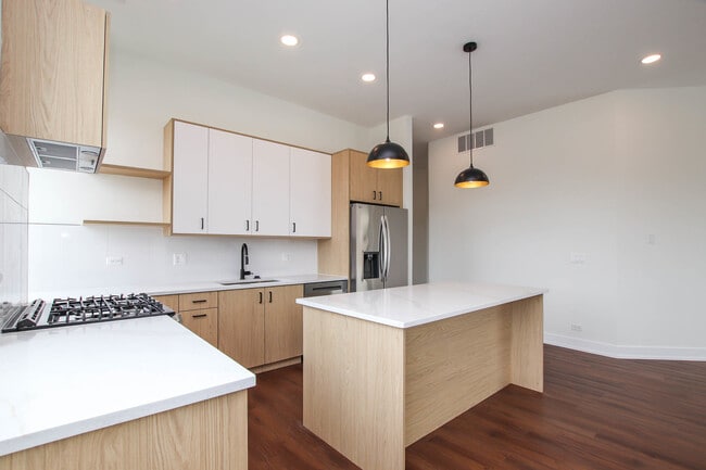 Photo - 1001 N Milwaukee Ave Unit 204