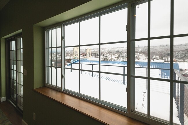 Building Photo - 208 E Montezuma Ave Unit #3