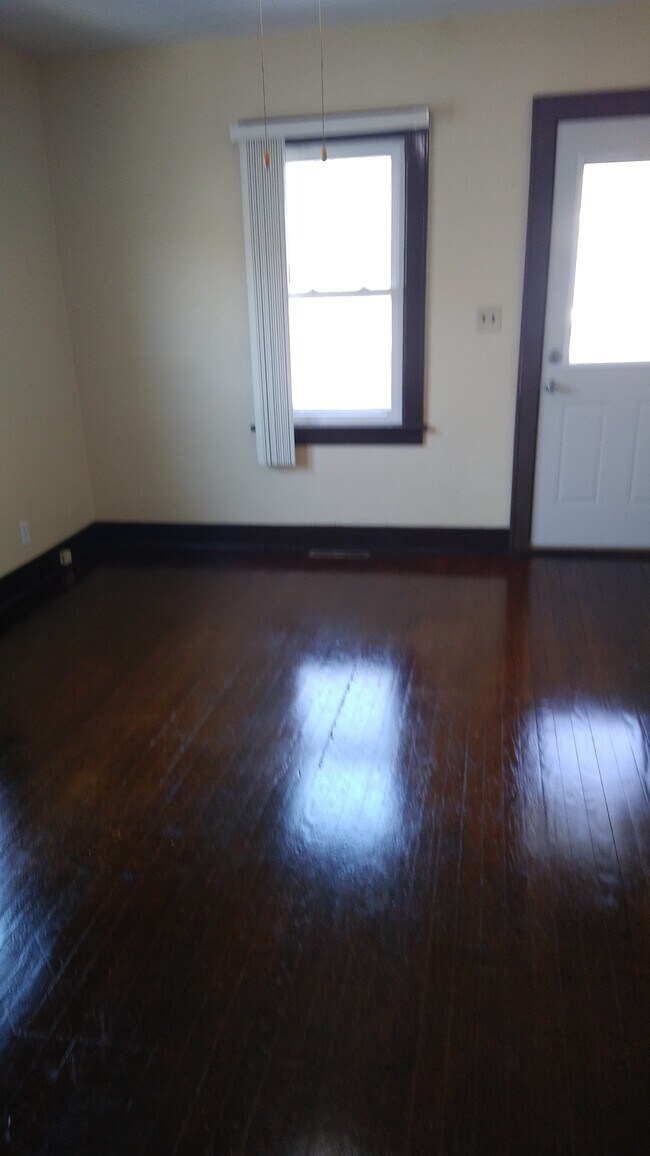 living room - 2110 Mississippi St