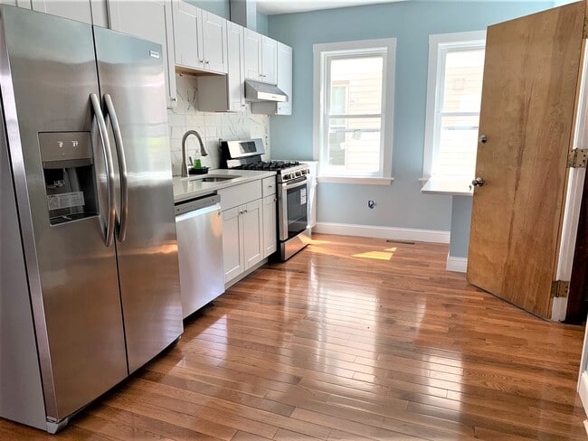 Building Photo - 21 Oakland St Unit 3