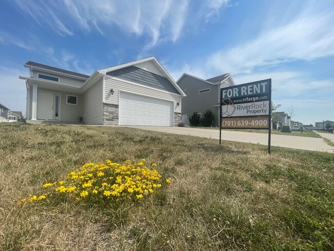 Building Photo - Spacious 4 bedroom, 3 bath Single Family H...