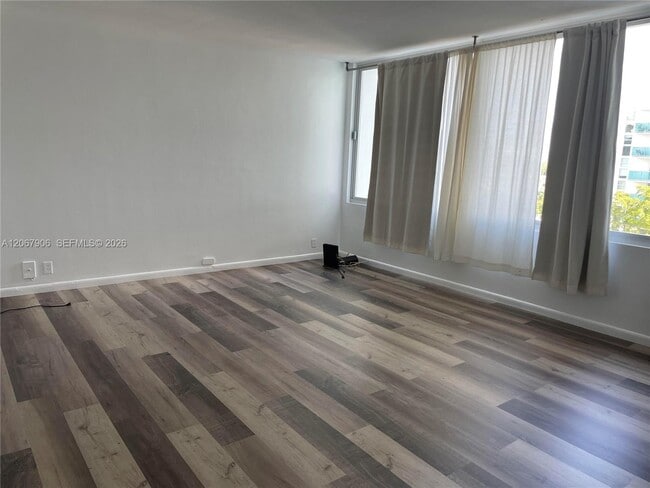 Building Photo - 1000 West Ave Unit 605