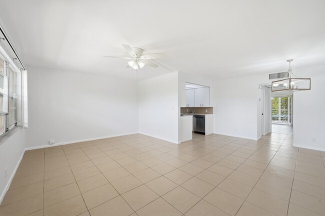 Photo - 2401 Antigua Cir Unit J3
