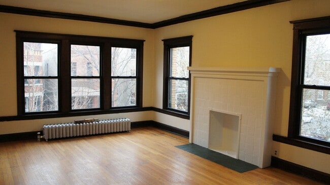Building Photo - 2516 N Sawyer Ave Unit 2E Rental