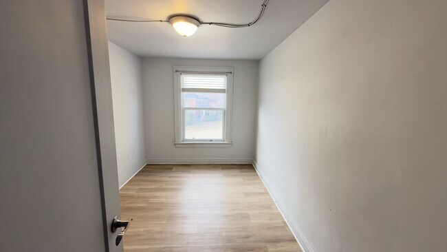 Photo - 2-4587 Mallette Crescent Unit 2 - 4585