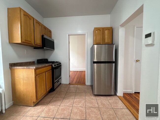 Building Photo - YORK AVENUE Unit 5E