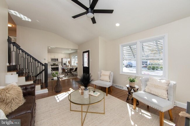 Photo - 405 E Melrose Ave