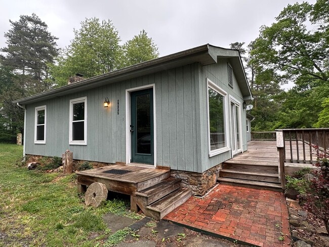 Building Photo - Garth Road House!