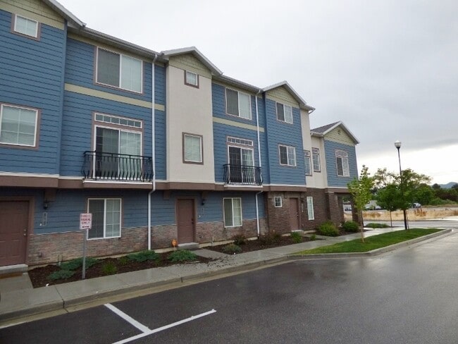 Building Photo - 3 Primary Suites 2 Car Garage Townhome in Sandy