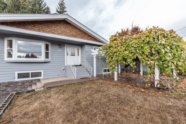 2086 Majestic Crescent