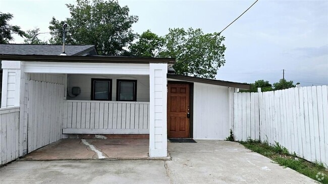 Building Photo - 101 S Lockhart St Rental