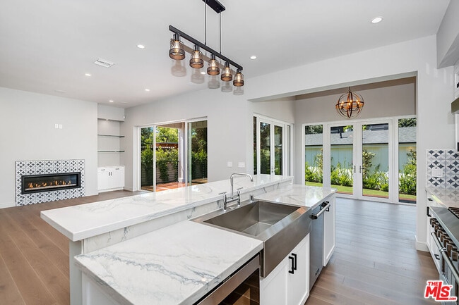 Photo - 4963 Clybourn Ave