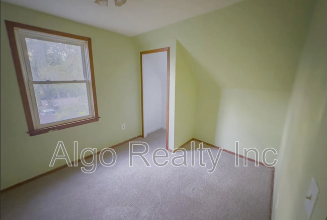 Photo - 1345 Arkwright St N