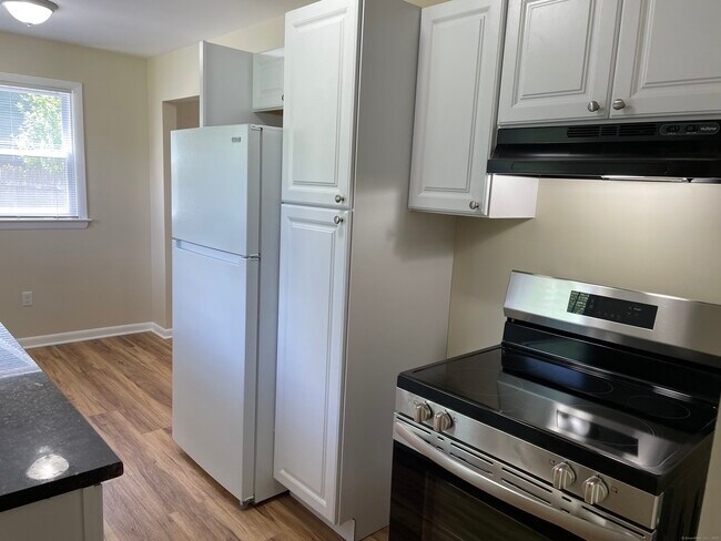 Photo - 689 Newhall St