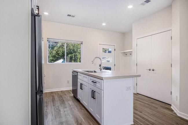 Photo - 901 Fulton St W