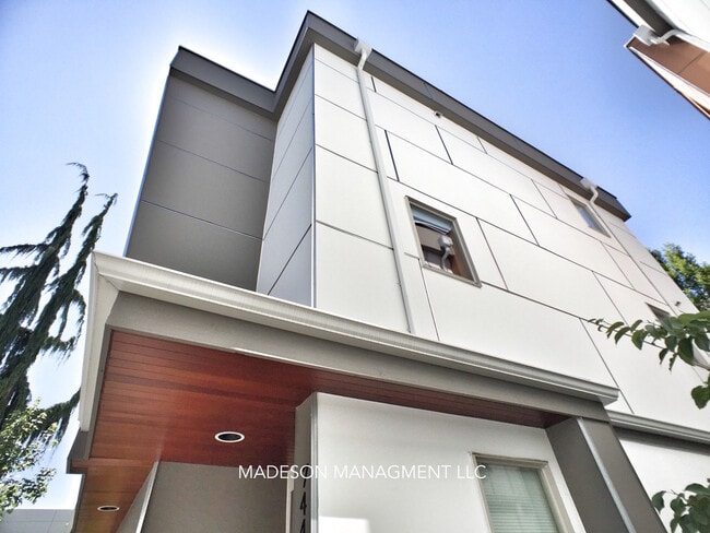 Building Photo - Modern Townhouse blocks from Green Lake
