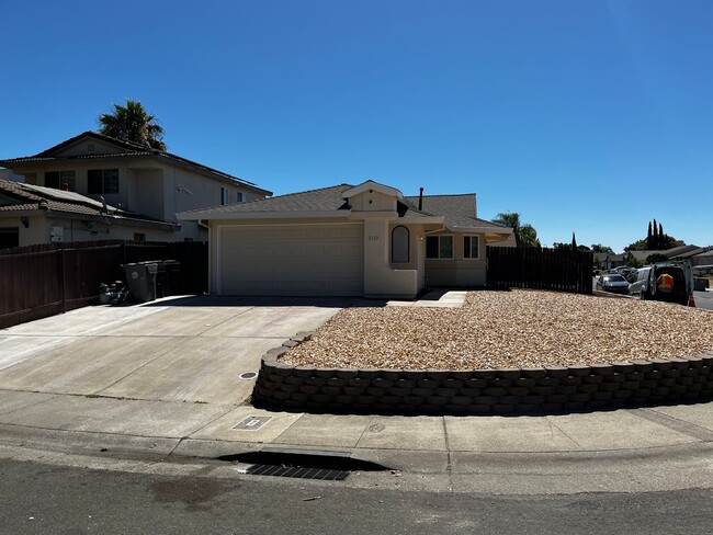 Building Photo - Newly Renovated 2 Bedroom , 1 Bath, 780 Sq... Rental