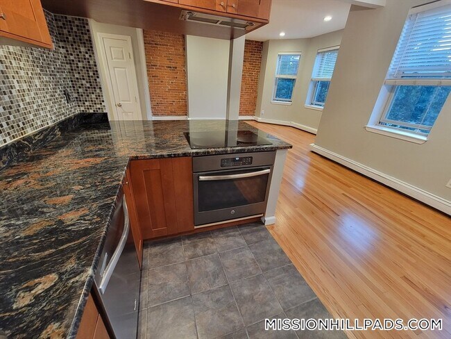 390 Riverway Unidad 16