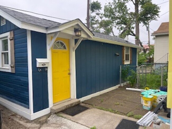 Building Photo - Tiny House on South Walnut Street