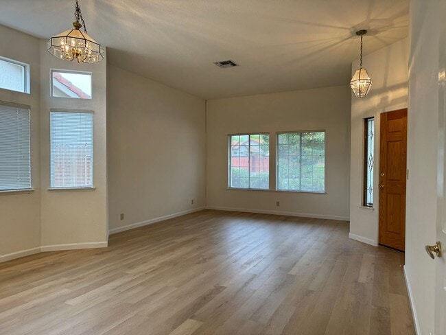 1422 Lorimer Way