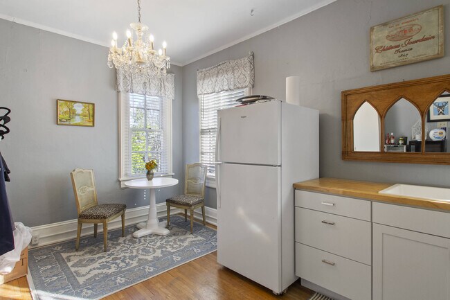 Photo - 633 College St Unidad 633 B