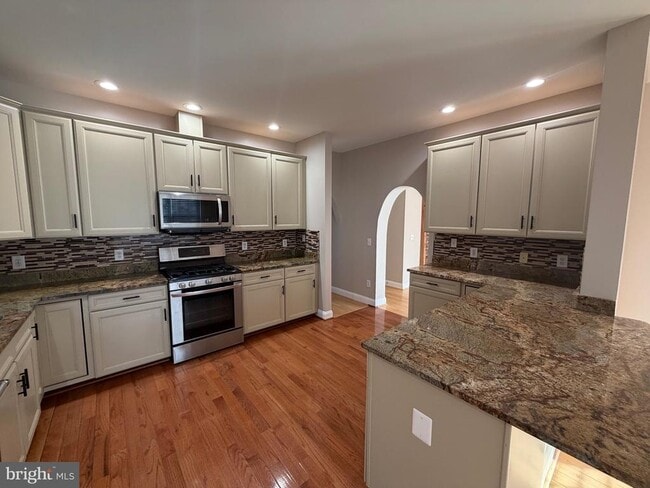 Photo - 728 18th St S