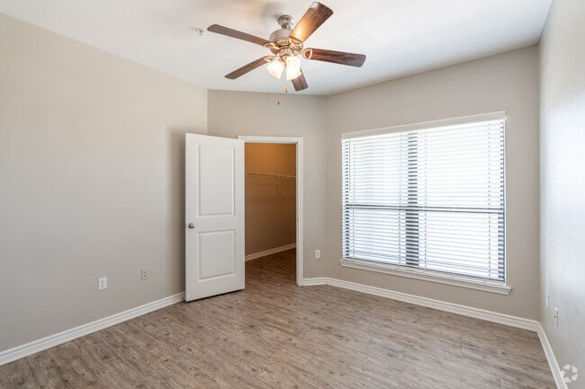 2 habitaciones, 2 baños - 1020 pies cuadrados - Dormitorio - Lakeside 121 Apartments