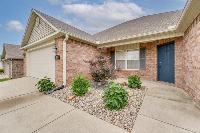 Photo - 705 SW River Rock St