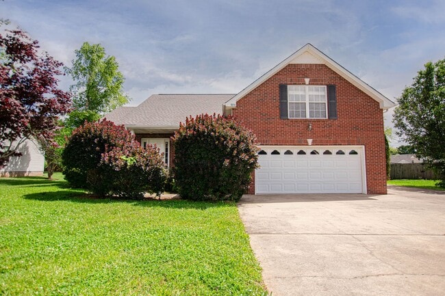 Three Bedroom with Bonus and Pool! - Three Bedroom with Bonus and Pool! House