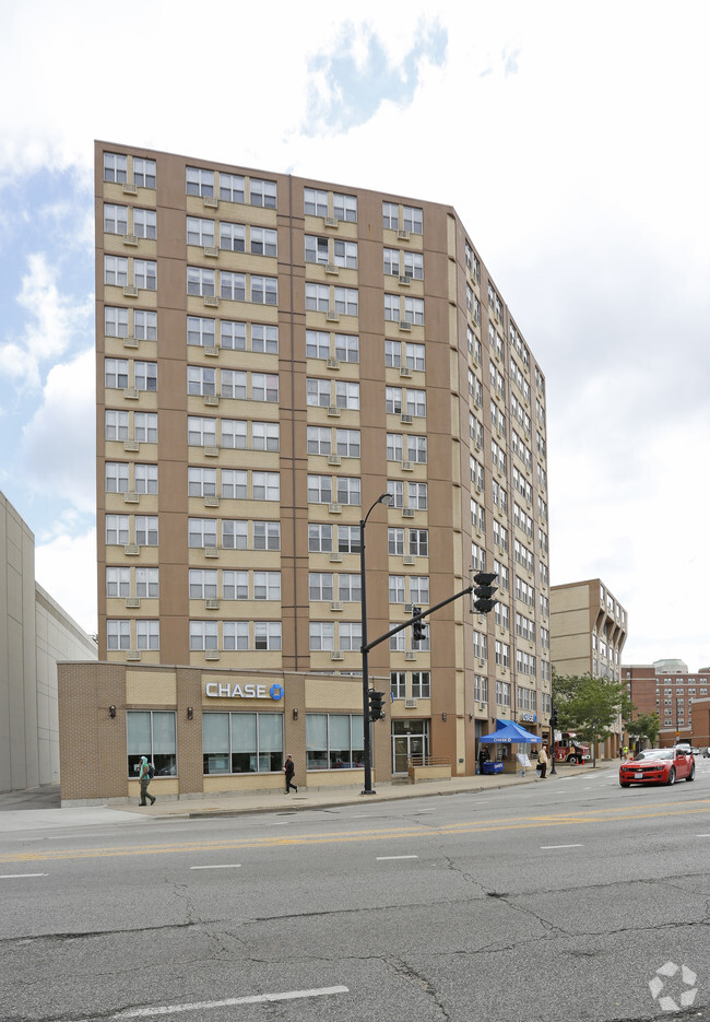 Sheridan Lake - 6401 N Sheridan Rd Apartments - Chicago, IL | ForRent.com