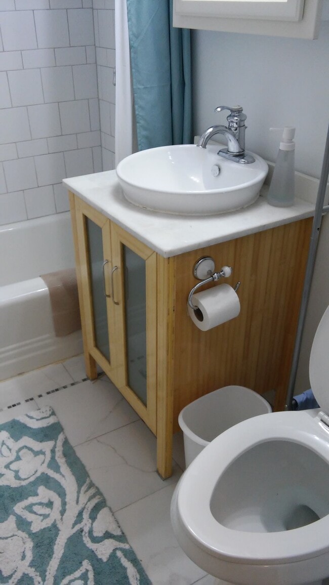 vanity - 522 21st St NW Unidad 303 Rental