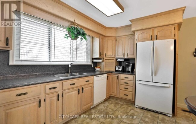 Photo - 729 Parker Crescent